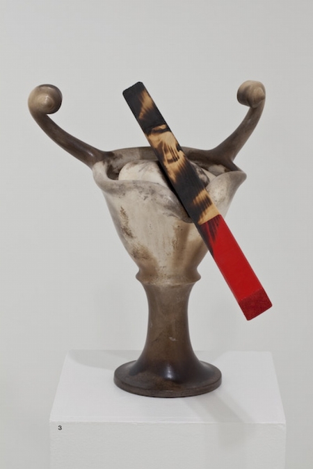 Iconocraste aux instruments : la trique -  2009 Faience fine, enfumage, baton (bois, peinture, traces de feu). 41.3 x 35 x 51 cm