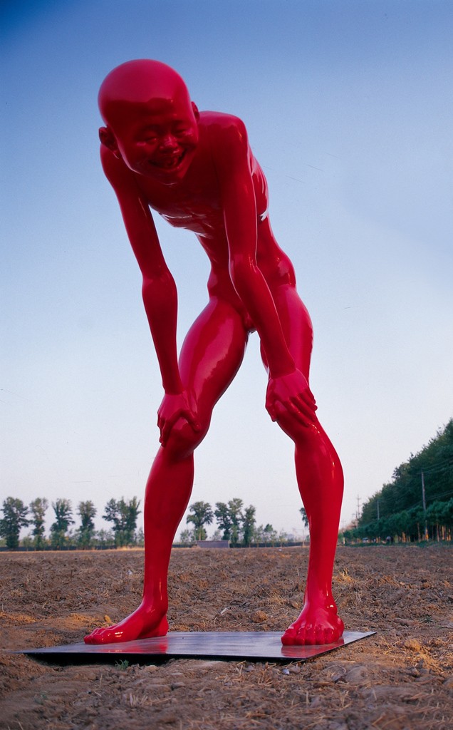 Был ярко красный человек. Современное искусство скульптура. Красная скульптура.